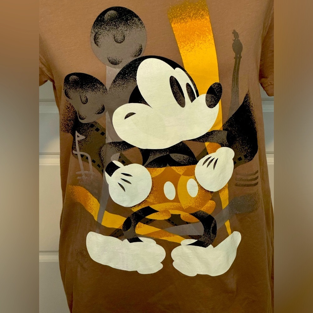 NWT DISNEY MICKEY MOUSE SHORT SLEEVE T-SHIRT IN CHOCOLATE BROWN NEW WITH TAGS